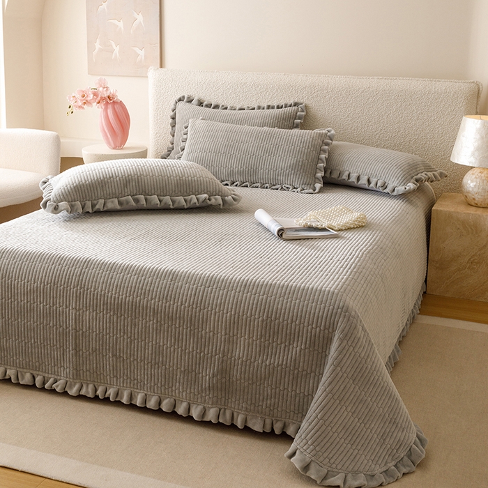 91家纺网 家纺一手货源 找家纺 沐晴家纺 2025新款纯色牛奶绒法式床盖四件套花边床盖三件套单被套 高级灰