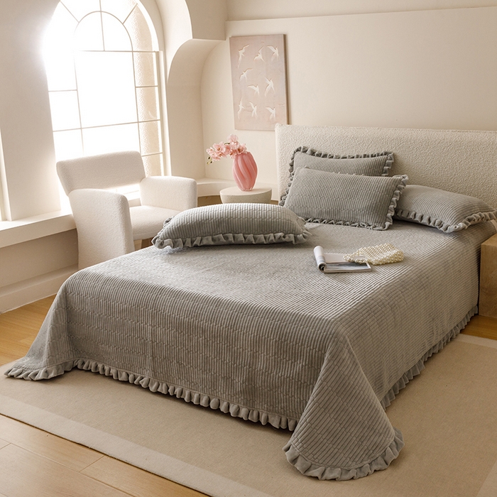 91家纺网 家纺一手货源 找家纺 沐晴家纺 2025新款纯色牛奶绒法式床盖四件套花边床盖三件套单被套 高级灰