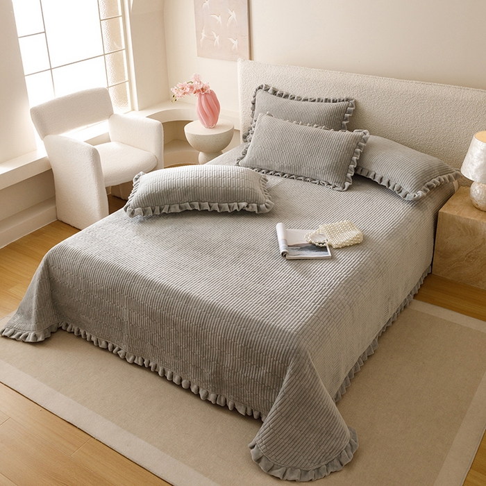 91家纺网 家纺一手货源 找家纺 沐晴家纺 2025新款纯色牛奶绒法式床盖四件套花边床盖三件套单被套 高级灰