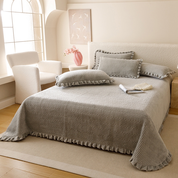 91家纺网 家纺一手货源 找家纺 沐晴家纺 2025新款纯色牛奶绒法式床盖四件套花边床盖三件套单被套 高级灰