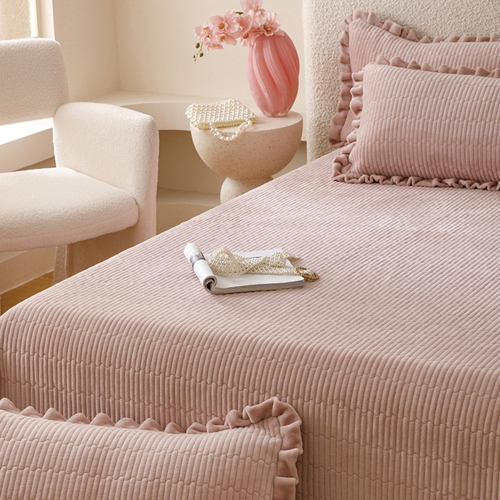 91家纺网 家纺一手货源 找家纺 沐晴家纺 2025新款纯色牛奶绒法式床盖四件套花边床盖三件套单被套 胭粉