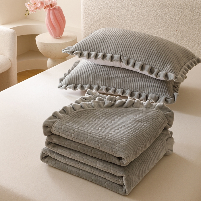 91家纺网 家纺一手货源 找家纺 沐晴家纺 2025新款纯色牛奶绒法式床盖四件套花边床盖三件套单被套 高级灰