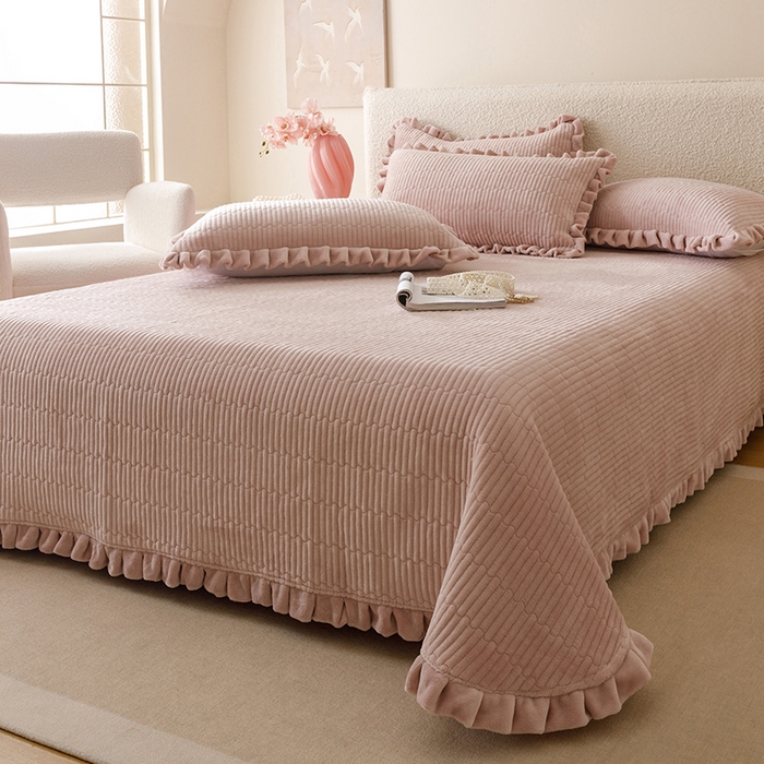 91家纺网 家纺一手货源 找家纺 沐晴家纺 2025新款纯色牛奶绒法式床盖四件套花边床盖三件套单被套 胭粉