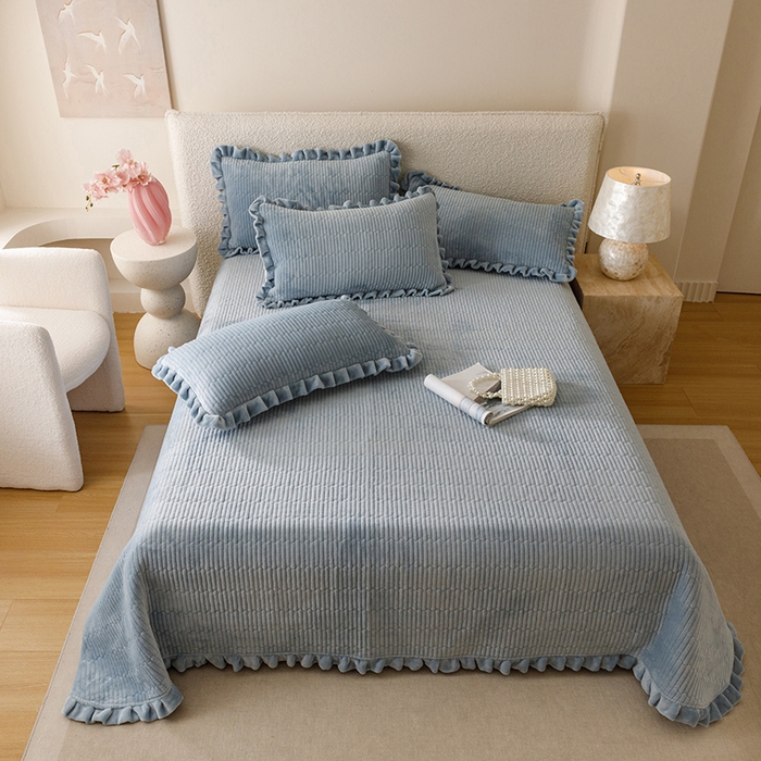 91家纺网 家纺一手货源 找家纺 沐晴家纺 2025新款纯色牛奶绒法式床盖四件套花边床盖三件套单被套 雾霾蓝