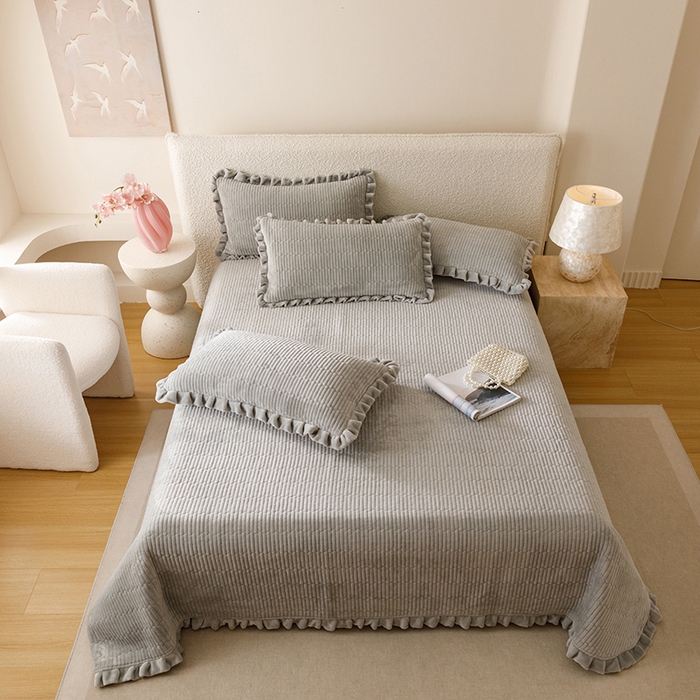 91家纺网 家纺一手货源 找家纺 沐晴家纺 2025新款纯色牛奶绒法式床盖四件套花边床盖三件套单被套 高级灰