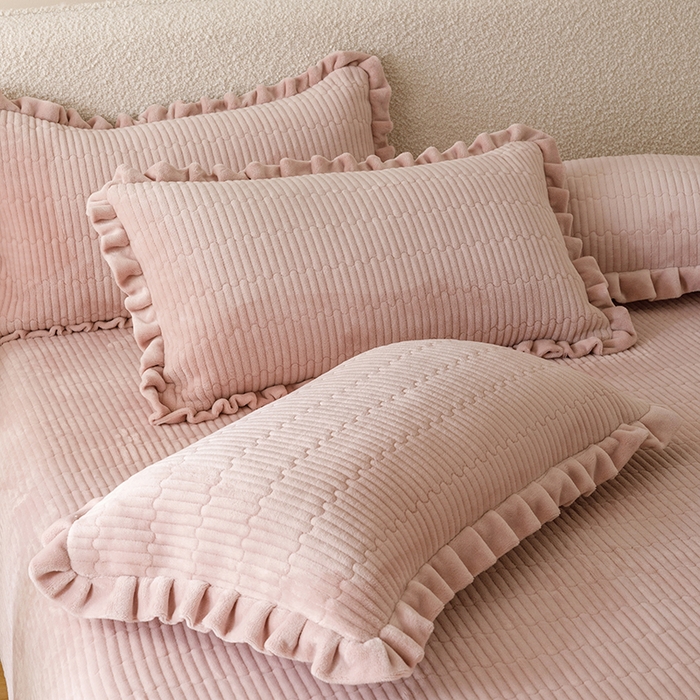 91家纺网 家纺一手货源 找家纺 沐晴家纺 2025新款纯色牛奶绒法式床盖四件套花边床盖三件套单被套 胭粉