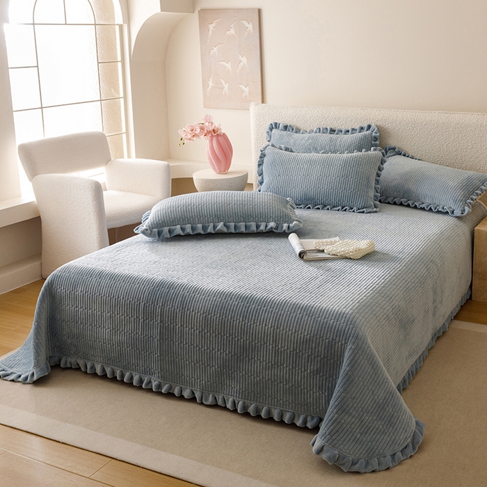 91家纺网 家纺一手货源 找家纺 沐晴家纺 2025新款纯色牛奶绒法式床盖四件套花边床盖三件套单被套 雾霾蓝