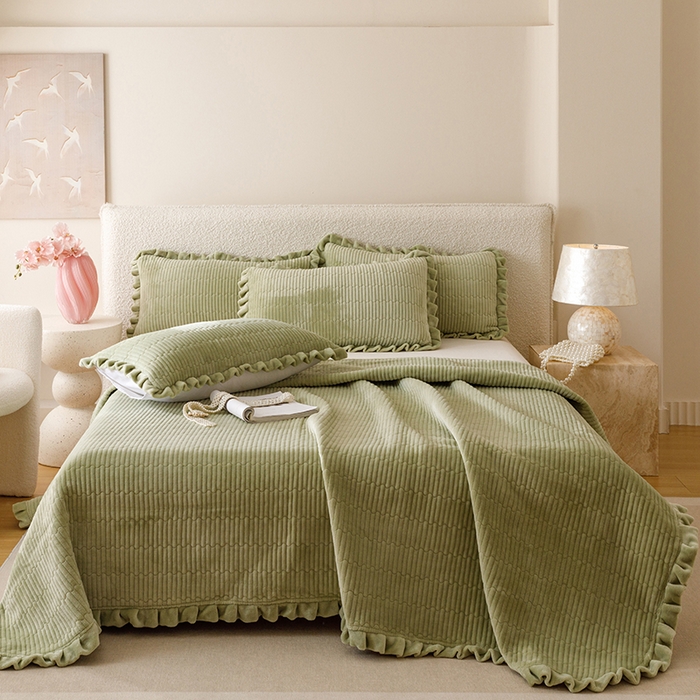 91家纺网 家纺一手货源 找家纺 沐晴家纺 2025新款纯色牛奶绒法式床盖四件套花边床盖三件套单被套 豆绿