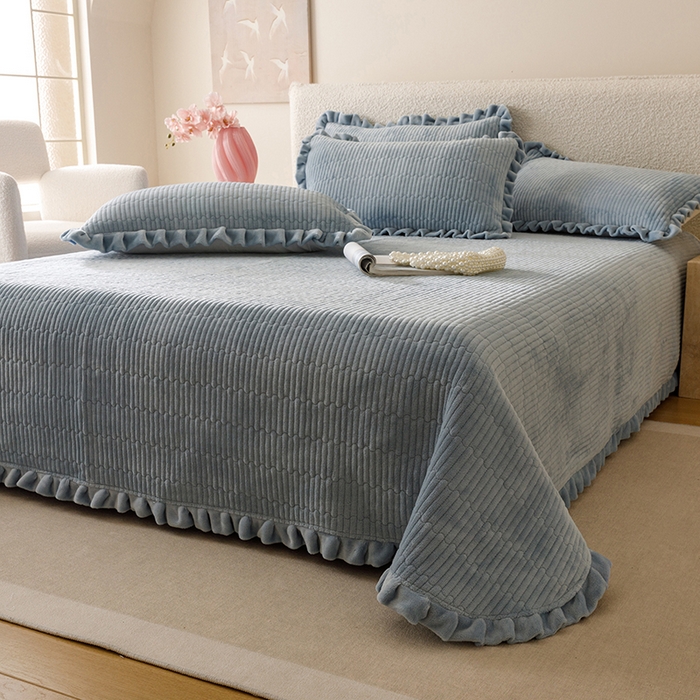 91家纺网 家纺一手货源 找家纺 沐晴家纺 2025新款纯色牛奶绒法式床盖四件套花边床盖三件套单被套 雾霾蓝