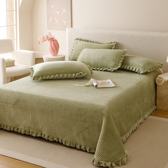 91家纺网 家纺一手货源 找家纺 沐晴家纺 2025新款纯色牛奶绒法式床盖四件套花边床盖三件套单被套 豆绿