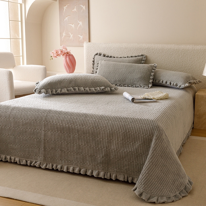 91家纺网 家纺一手货源 找家纺 沐晴家纺 2025新款纯色牛奶绒法式床盖四件套花边床盖三件套单被套 高级灰