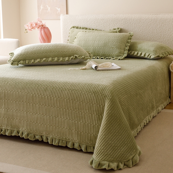 91家纺网 家纺一手货源 找家纺 沐晴家纺 2025新款纯色牛奶绒法式床盖四件套花边床盖三件套单被套 豆绿