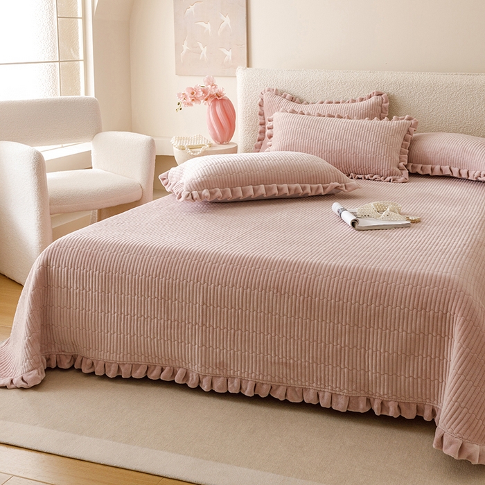 91家纺网 家纺一手货源 找家纺 沐晴家纺 2025新款纯色牛奶绒法式床盖四件套花边床盖三件套单被套 胭粉