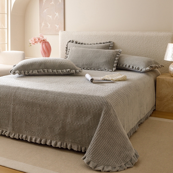 91家纺网 家纺一手货源 找家纺 沐晴家纺 2025新款纯色牛奶绒法式床盖四件套花边床盖三件套单被套 高级灰