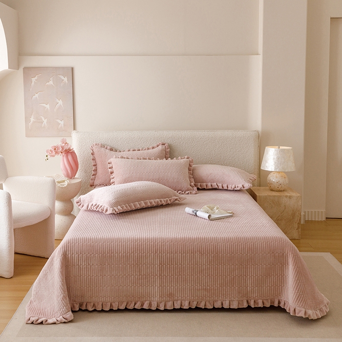 91家纺网 家纺一手货源 找家纺 沐晴家纺 2025新款纯色牛奶绒法式床盖四件套花边床盖三件套单被套 胭粉