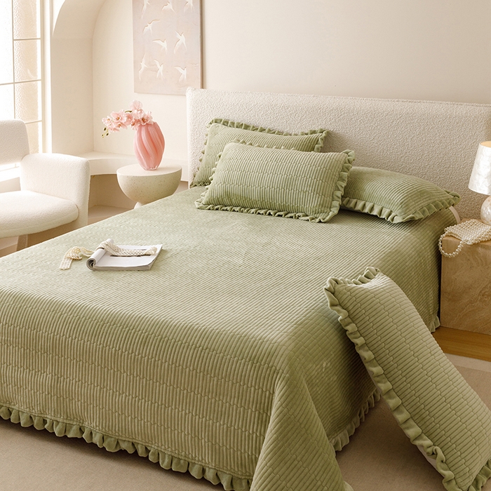 91家纺网 家纺一手货源 找家纺 沐晴家纺 2025新款纯色牛奶绒法式床盖四件套花边床盖三件套单被套 豆绿