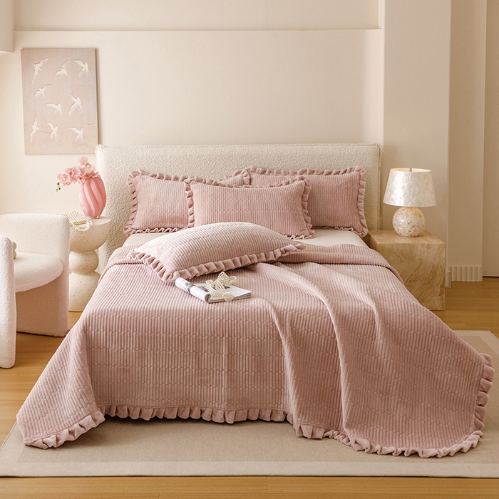 91家纺网 家纺一手货源 找家纺 沐晴家纺 2025新款纯色牛奶绒法式床盖四件套花边床盖三件套单被套 胭粉