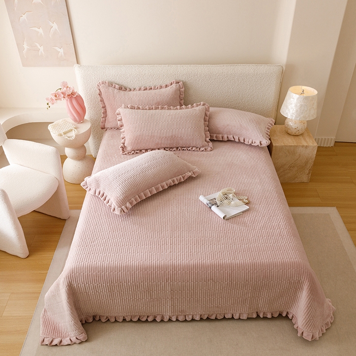 91家纺网 家纺一手货源 找家纺 沐晴家纺 2025新款纯色牛奶绒法式床盖四件套花边床盖三件套单被套 胭粉