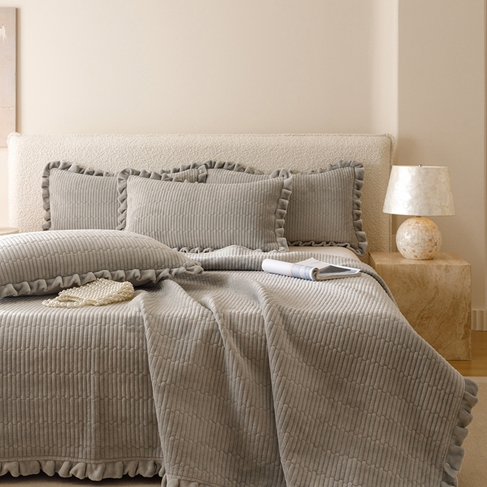 91家纺网 家纺一手货源 找家纺 沐晴家纺 2025新款纯色牛奶绒法式床盖四件套花边床盖三件套单被套 高级灰