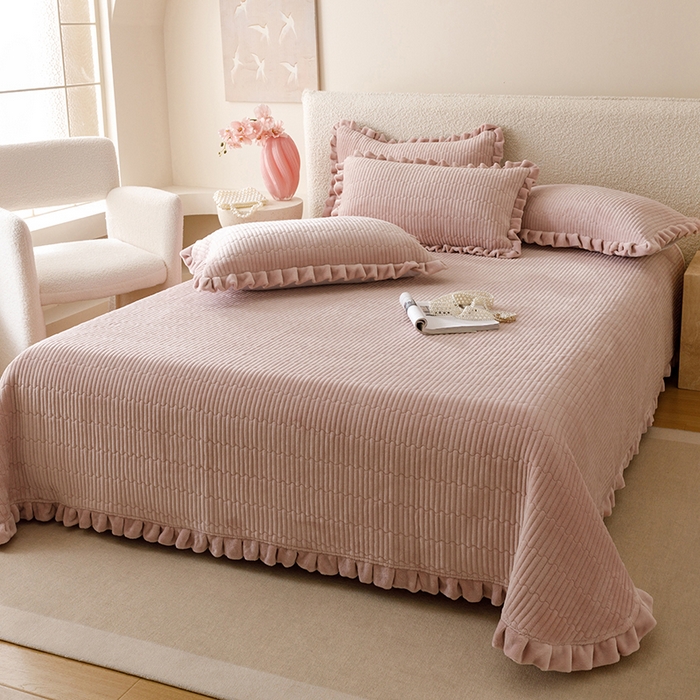 91家纺网 家纺一手货源 找家纺 沐晴家纺 2025新款纯色牛奶绒法式床盖四件套花边床盖三件套单被套 胭粉