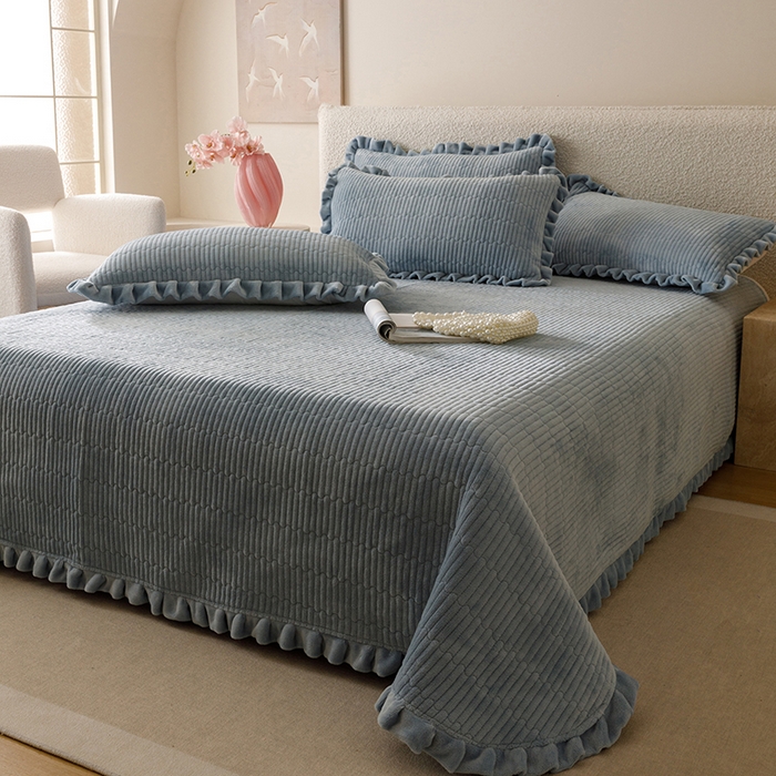 91家纺网 家纺一手货源 找家纺 沐晴家纺 2025新款纯色牛奶绒法式床盖四件套花边床盖三件套单被套 雾霾蓝