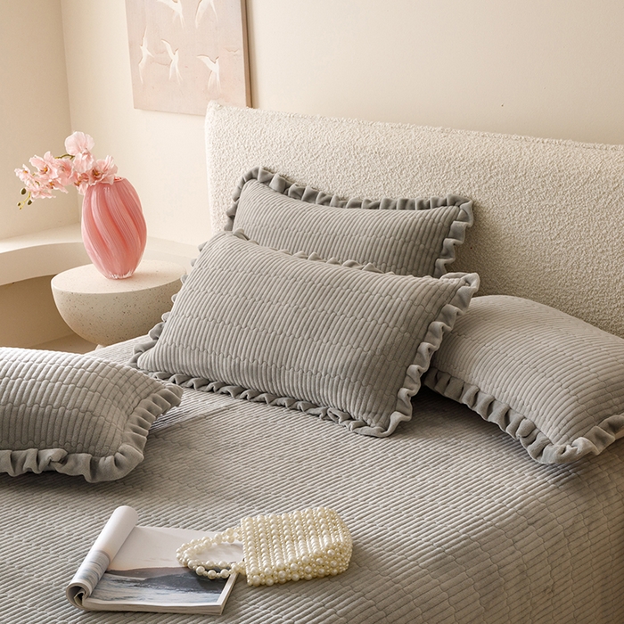 91家纺网 家纺一手货源 找家纺 沐晴家纺 2025新款纯色牛奶绒法式床盖四件套花边床盖三件套单被套 高级灰