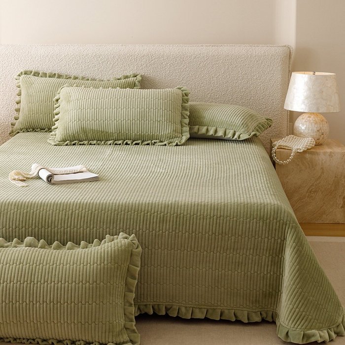 91家纺网 家纺一手货源 找家纺 沐晴家纺 2025新款纯色牛奶绒法式床盖四件套花边床盖三件套单被套 豆绿