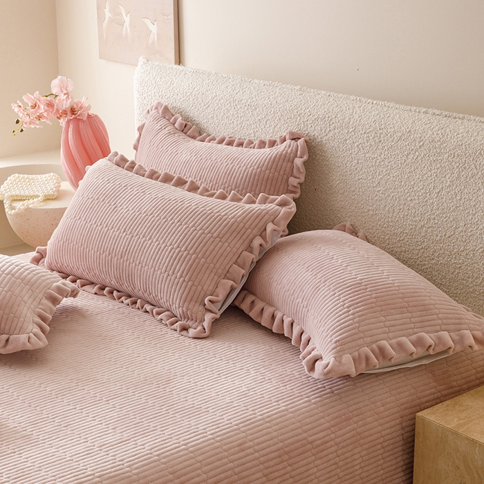 91家纺网 家纺一手货源 找家纺 沐晴家纺 2025新款纯色牛奶绒法式床盖四件套花边床盖三件套单被套 胭粉