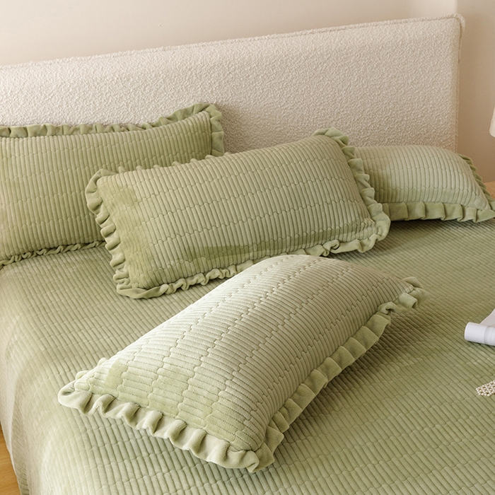 91家纺网 家纺一手货源 找家纺 沐晴家纺 2025新款纯色牛奶绒法式床盖四件套花边床盖三件套单被套 豆绿