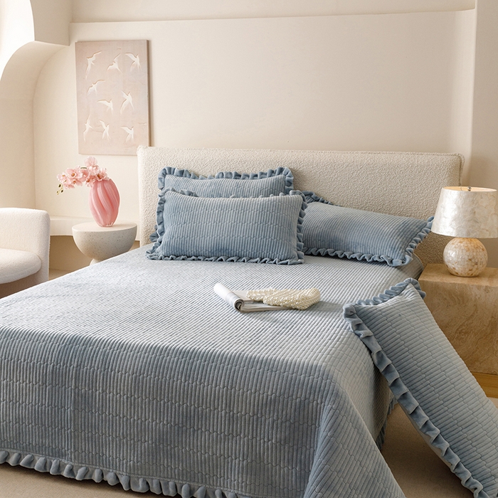 91家纺网 家纺一手货源 找家纺 沐晴家纺 2025新款纯色牛奶绒法式床盖四件套花边床盖三件套单被套 雾霾蓝