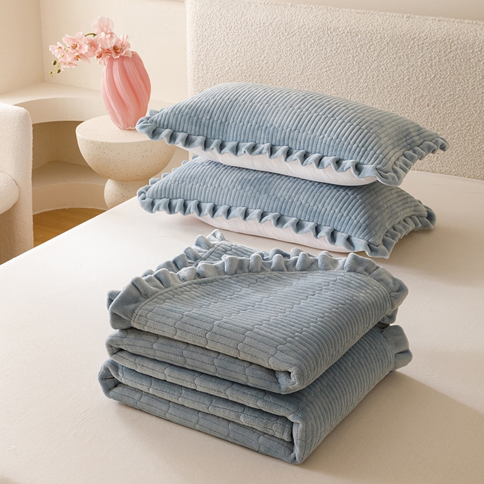 91家纺网 家纺一手货源 找家纺 沐晴家纺 2025新款纯色牛奶绒法式床盖四件套花边床盖三件套单被套 雾霾蓝