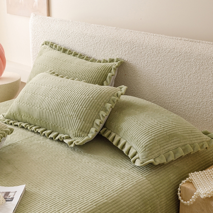 91家纺网 家纺一手货源 找家纺 沐晴家纺 2025新款纯色牛奶绒法式床盖四件套花边床盖三件套单被套 豆绿