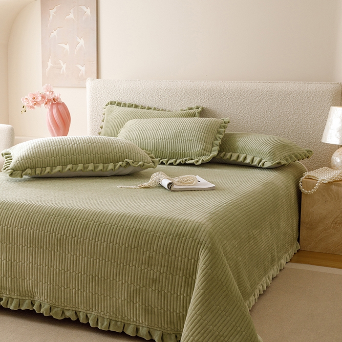 91家纺网 家纺一手货源 找家纺 沐晴家纺 2025新款纯色牛奶绒法式床盖四件套花边床盖三件套单被套 豆绿