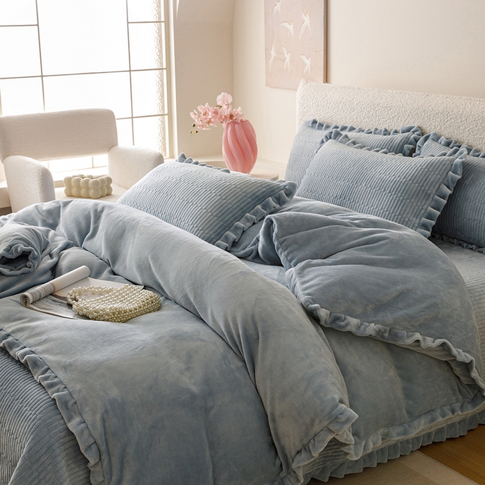 91家纺网 家纺一手货源 找家纺 沐晴家纺 2025新款纯色牛奶绒法式床盖四件套花边床盖三件套单被套 雾霾蓝