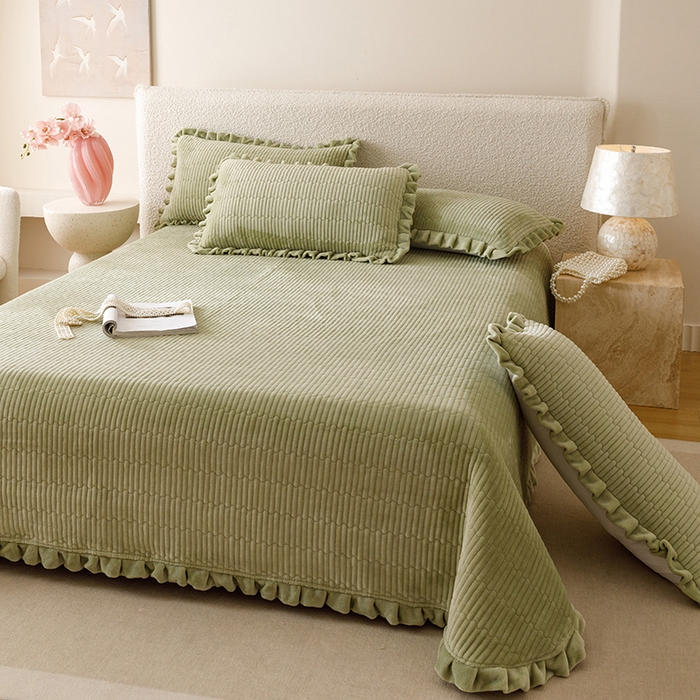 91家纺网 家纺一手货源 找家纺 沐晴家纺 2025新款纯色牛奶绒法式床盖四件套花边床盖三件套单被套 豆绿