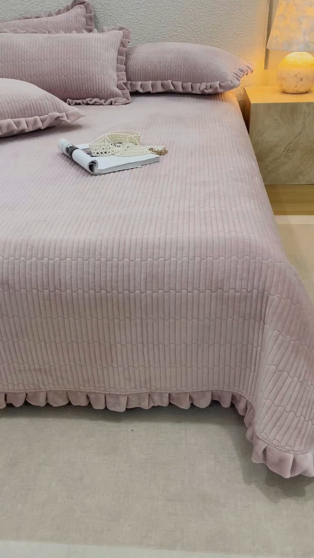 91家纺网 家纺一手货源 找家纺 沐晴家纺 2025新款纯色牛奶绒法式床盖四件套花边床盖三件套单被套 胭粉