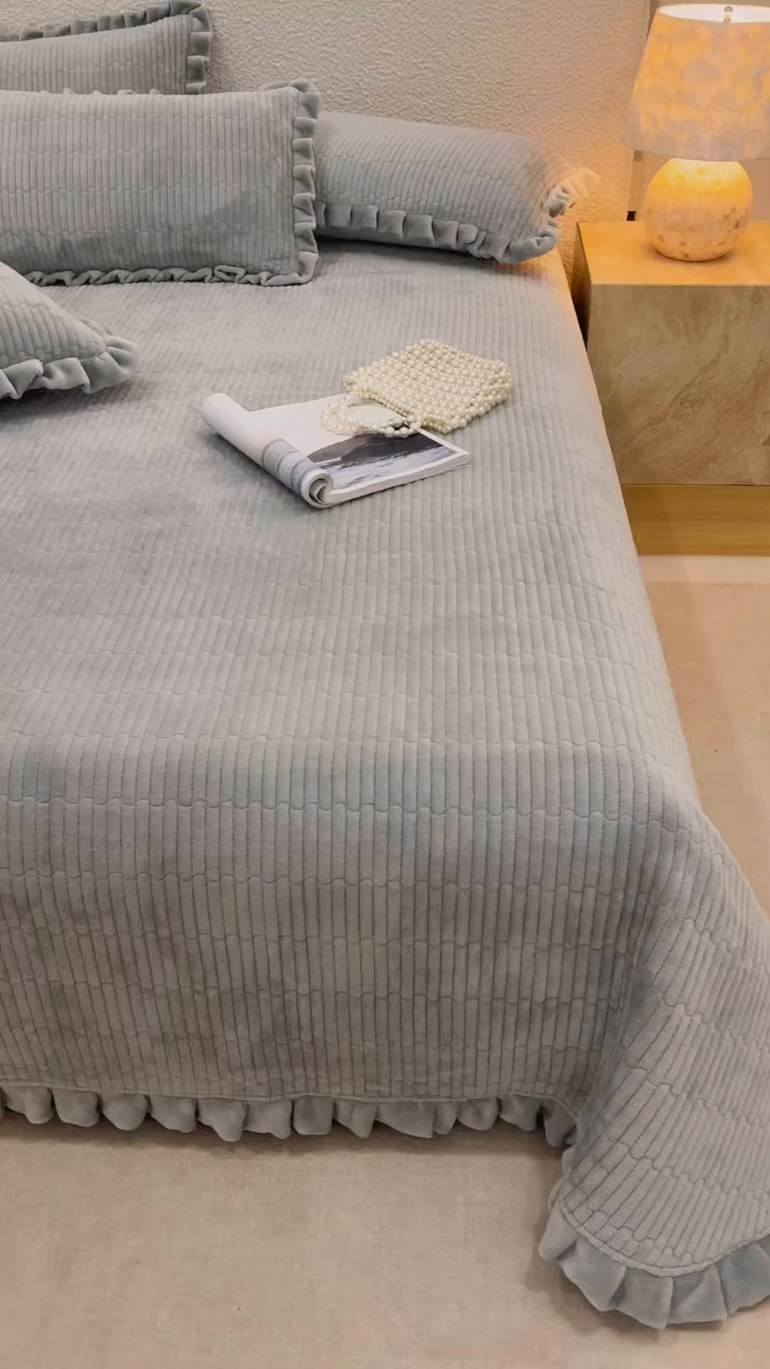 91家纺网 家纺一手货源 找家纺 沐晴家纺 2025新款纯色牛奶绒法式床盖四件套花边床盖三件套单被套 高级灰