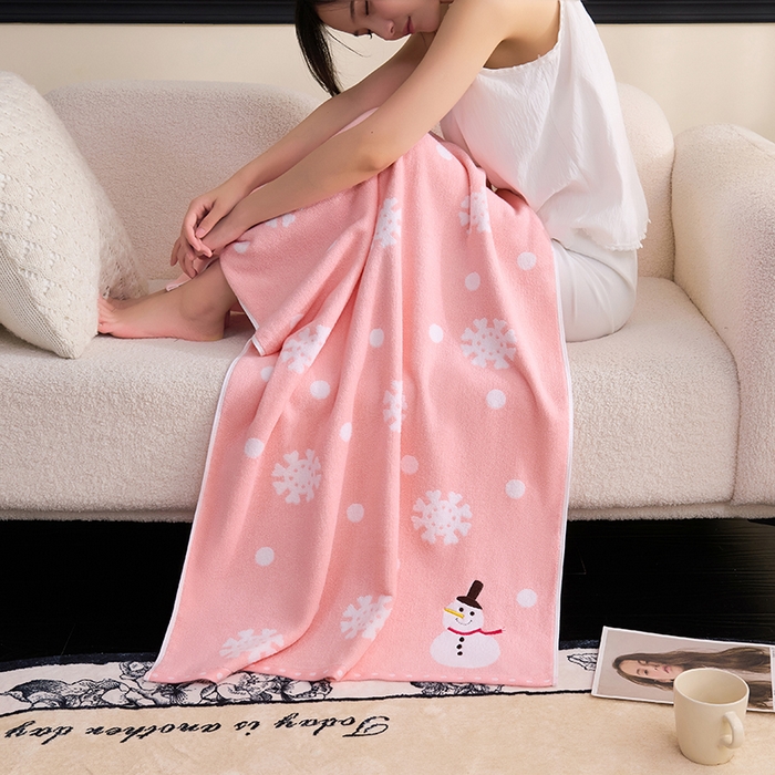 91家纺网 家纺一手货源 找家纺 棠薇家纺 2025新款全棉股纱毛巾浴巾套巾绣花纯棉浴巾毛巾卡通成人儿童学生 浴巾-雪人粉 浴巾140*70