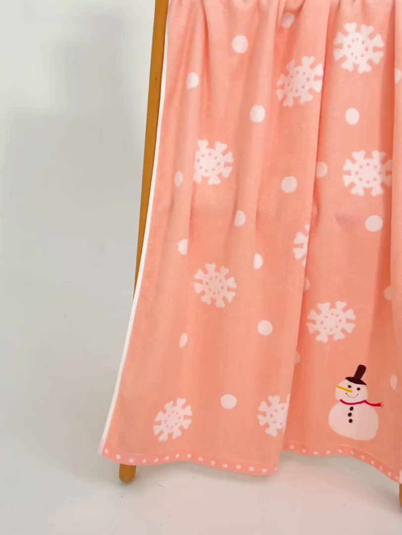 91家纺网 家纺一手货源 找家纺 棠薇家纺 2025新款全棉股纱毛巾浴巾套巾绣花纯棉浴巾毛巾卡通成人儿童学生 浴巾-雪人粉 浴巾140*70