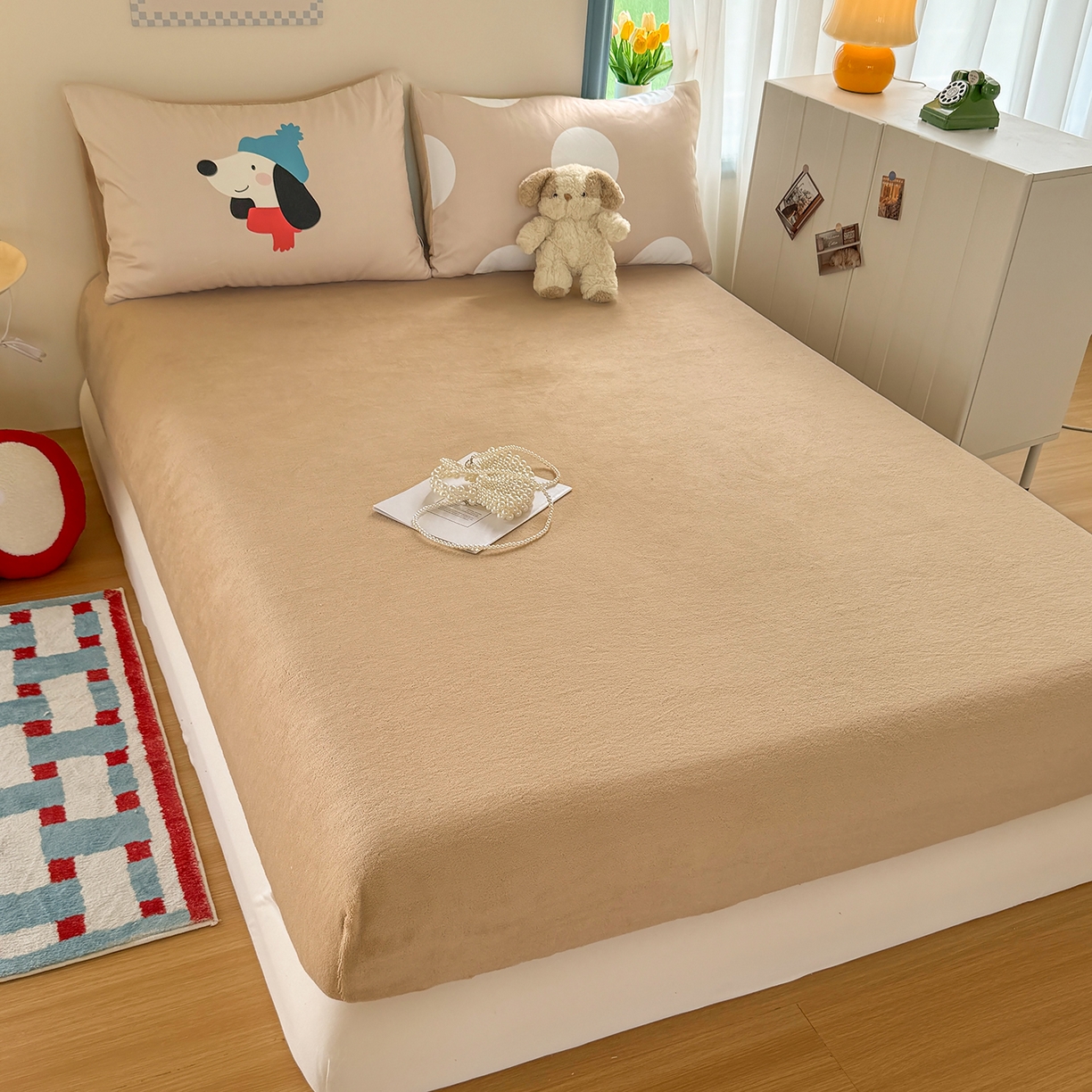 91家纺网 家纺一手货源 找家纺 十一家居 2025新款A类原创设计大版印花恒温保暖牛奶绒床笠套件 暖冬狗狗