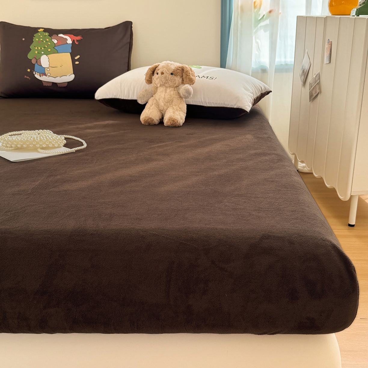 91家纺网 家纺一手货源 找家纺 十一家居 2025新款A类原创设计大版印花恒温保暖牛奶绒床笠套件 圣诞小熊