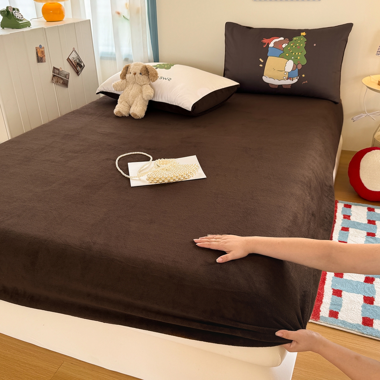 91家纺网 家纺一手货源 找家纺 十一家居 2025新款A类原创设计大版印花恒温保暖牛奶绒床笠套件 圣诞小熊