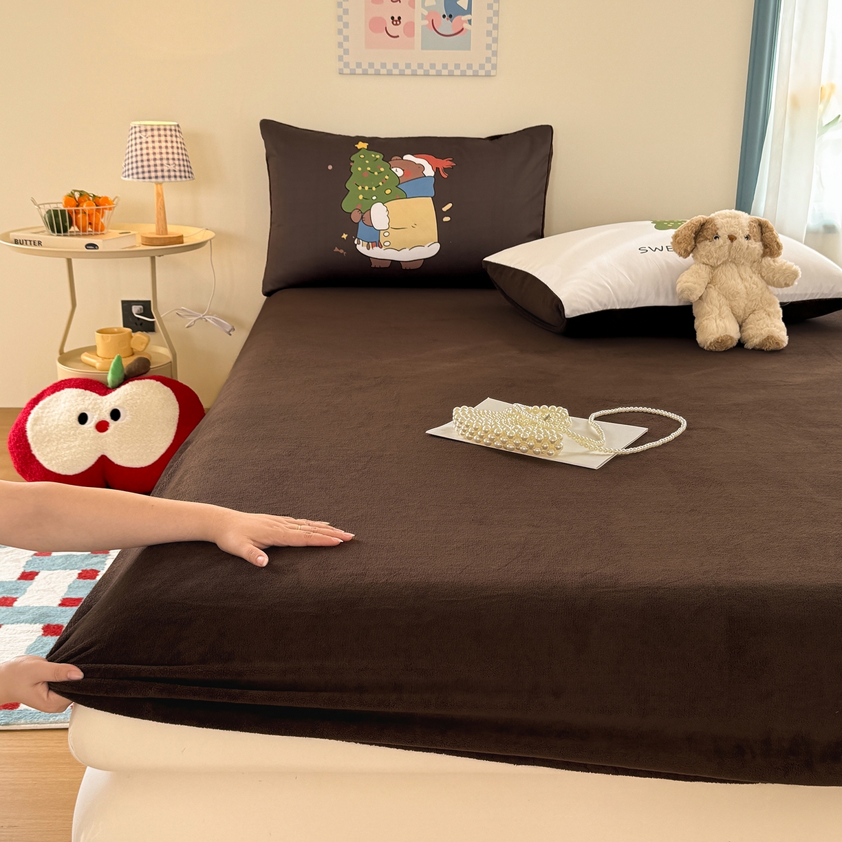 91家纺网 家纺一手货源 找家纺 十一家居 2025新款A类原创设计大版印花恒温保暖牛奶绒床笠套件 圣诞小熊