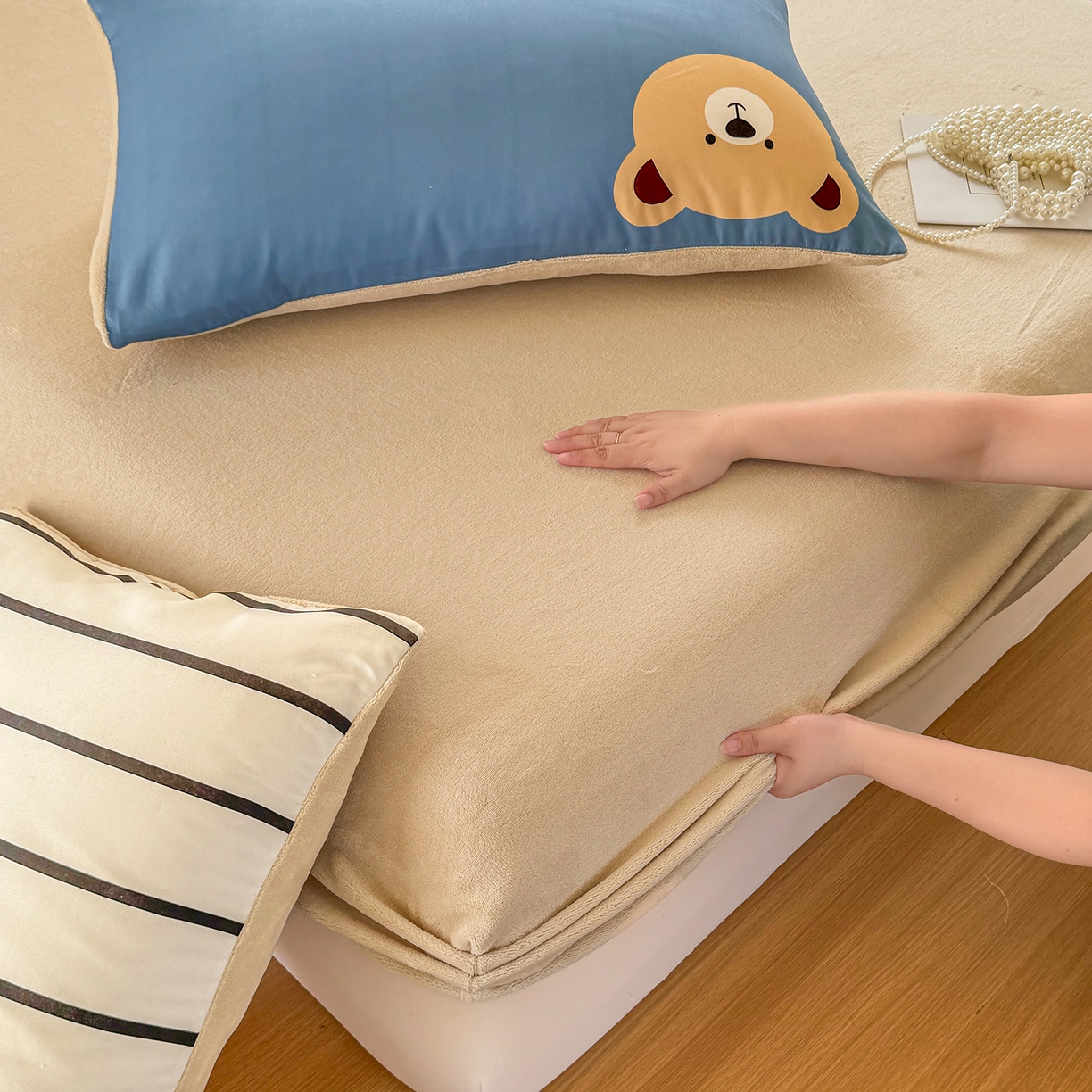 91家纺网 家纺一手货源 找家纺 十一家居 2025新款A类原创设计大版印花恒温保暖牛奶绒床笠套件 安睡小熊