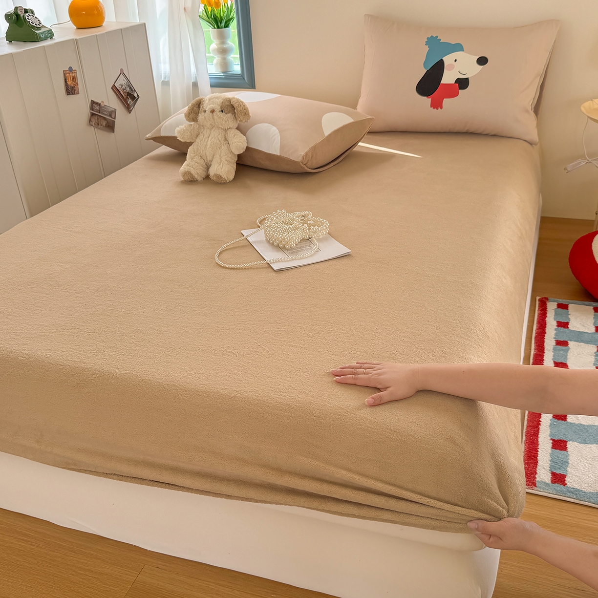 91家纺网 家纺一手货源 找家纺 十一家居 2025新款A类原创设计大版印花恒温保暖牛奶绒床笠套件 暖冬狗狗