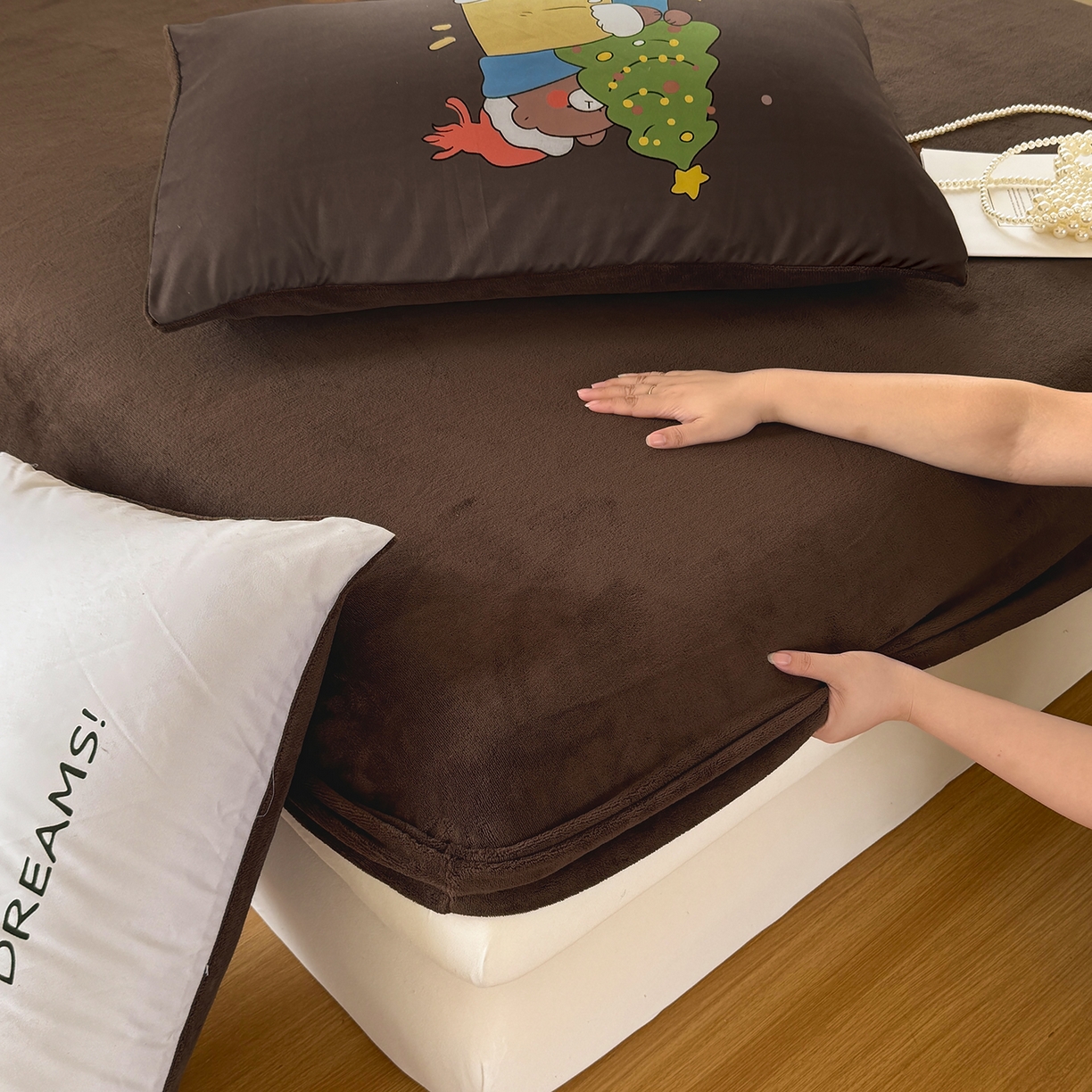 91家纺网 家纺一手货源 找家纺 十一家居 2025新款A类原创设计大版印花恒温保暖牛奶绒床笠套件 圣诞小熊