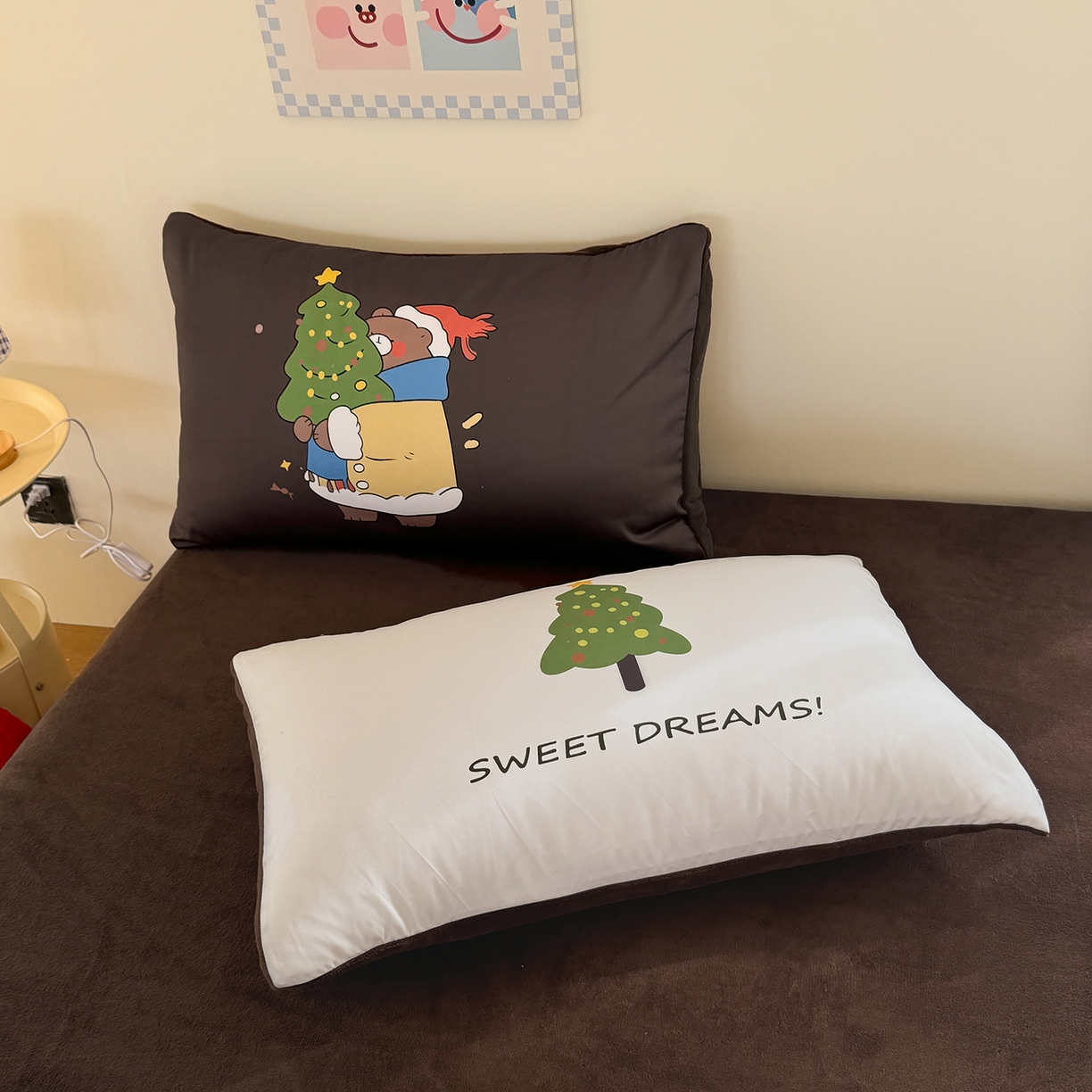 91家纺网 家纺一手货源 找家纺 十一家居 2025新款A类原创设计大版印花恒温保暖牛奶绒床笠套件 圣诞小熊