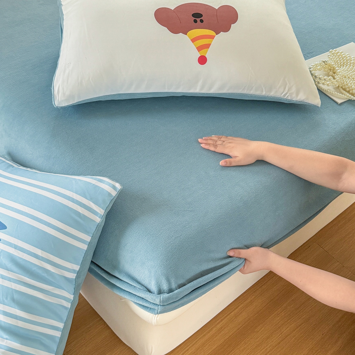 91家纺网 家纺一手货源 找家纺 十一家居 2025新款A类原创设计大版印花恒温保暖牛奶绒床笠套件 音乐萌犬