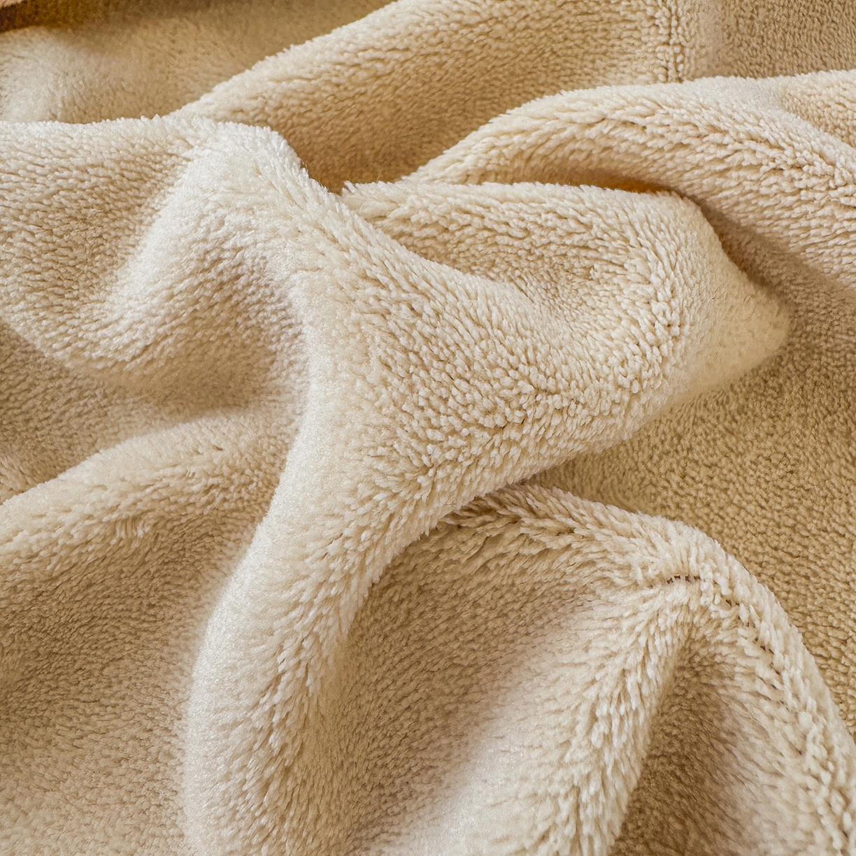 91家纺网 家纺一手货源 找家纺 十一家居 2025新款A类原创设计大版印花恒温保暖牛奶绒床笠套件 安睡小熊