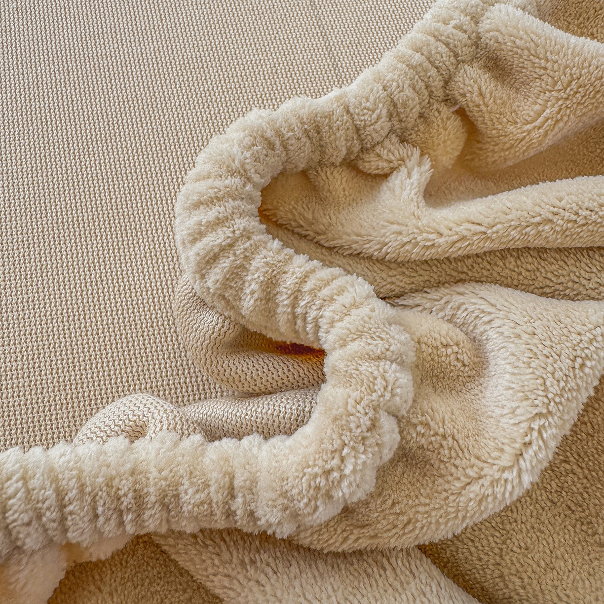 91家纺网 家纺一手货源 找家纺 十一家居 2025新款A类原创设计大版印花恒温保暖牛奶绒床笠套件 安睡小熊